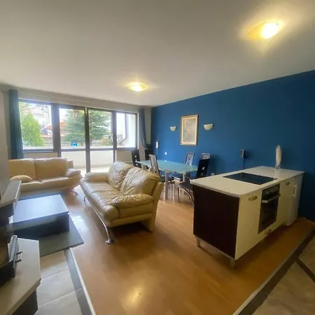 Апартамент Two Bedroom In Winslow Elegance With Fireplace And South Facing Balcony Банско