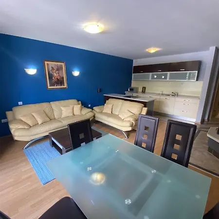 Two Bedroom In Winslow Elegance With Fireplace And South Facing Balcony