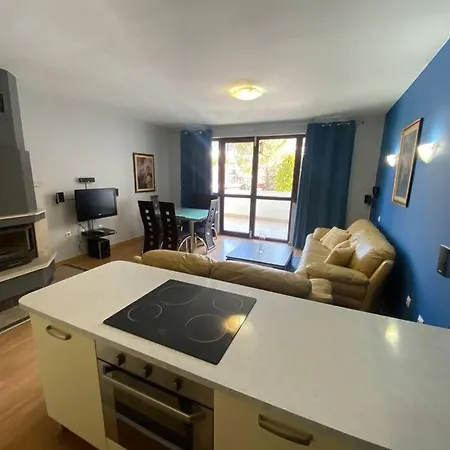 Two Bedroom In Winslow Elegance With Fireplace And South Facing Balcony