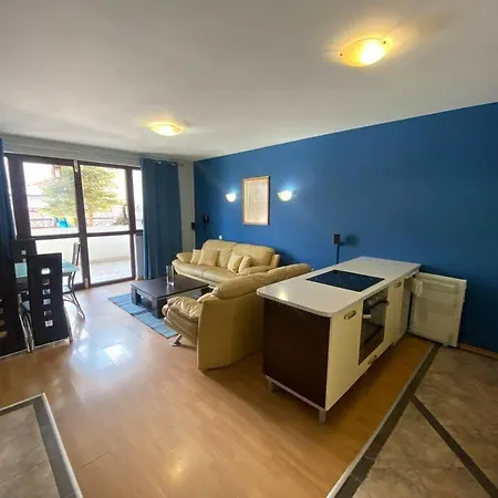 Two Bedroom In Winslow Elegance With Fireplace And South Facing Balcony Апартамент